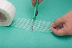 Cutting the fiberglass mesh