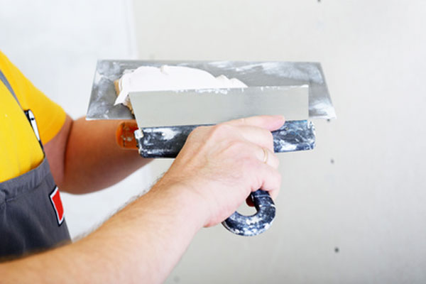 Applying-plaster-on-a-trowel