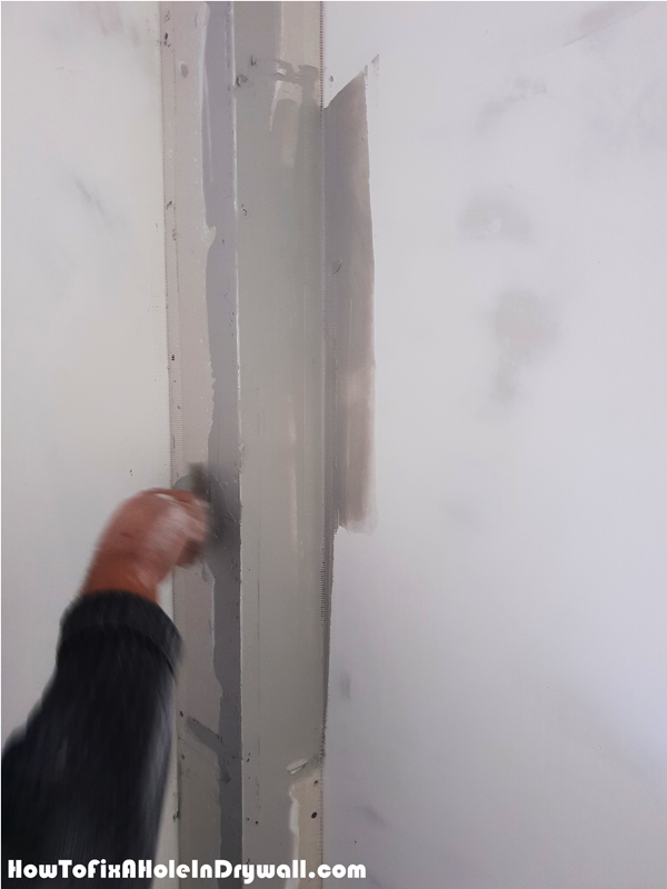 Mudding-the-fiberglass-mesh-over-the-drywall-box